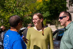 student talking to President Williams outside